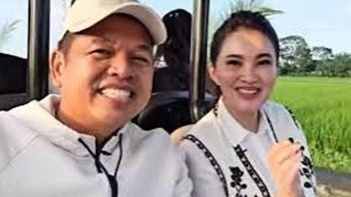 DEDI MULYADI DAN SHERLY - Dedi Mulyadi dan Sherly Tjoanda duduk berdampingan di mobil, mengenakan baju putih serasi, menunjukkan keakraban hangat yang viral di media sosial.