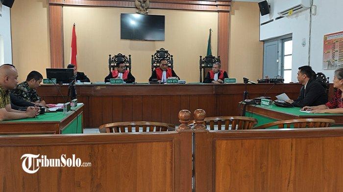 SIDANG LANJUTAN - Sidang gugatan Mobil Esemka di Pengadilan Negeri Surakarta, beberapa waktu lalu. Kuasa hukum Aufaa, Sigit N Sudibyanto merasa heran PT. Solo Manufaktur Kreasi selaku tergugat 3 menolak pemeriksaan setempat. Apalagi setelah pabrik ini mengklaim memiliki 50 unit lebih.