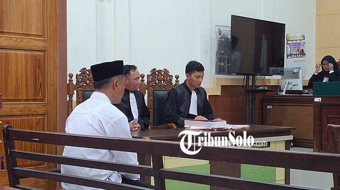 SANG JAGAL : Sidang putusan kasus pembunuhan terdakwa Supriyanto alias Baron di PN Wonogiri Senin (18/11/2024). Putusan Pengadilan Tinggi Jawa Tengah menguatkan vonis Pengadilan Negeri (PN) Wonogiri yang menjatuhkan hukuman penjara seumur hidup kepada Baron.