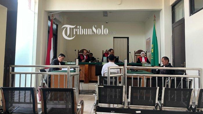 LEBIH RINGAN. Suasana sidang putusan eks pegawai bank pelat merah di Wonogiri yang korupsi Rp 3,3 M pada Rabu (23/4/2025).
