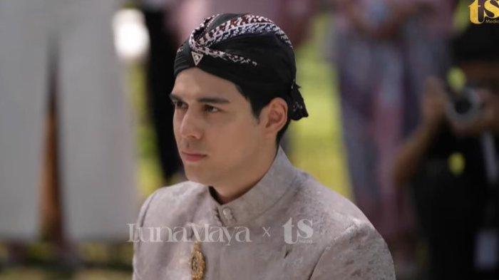 MAXIME BOUTTIER AKAN MENIKAH - Potret aktor Maxime Bouttier melaksanakan upacara siraman pada Selasa (6/5/2025) jelang menikahi Luna Maya Rabu (7/5/2025) di Bali.