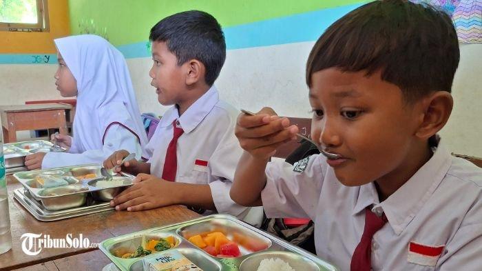 MAKAN BERGIZI GRATIS : Siswa SD Negeri 2 Baturetno menikmati program MBG, Senin (17/2/2025). Ribuan anak sekolah di Kecamatan Baturetno menjadi sasaran penerima.