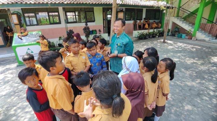 Sejumlah siswa SD Negeri 2 Bero Trucuk bersama Kepala Sekolah, Lanjar Sri Widodo