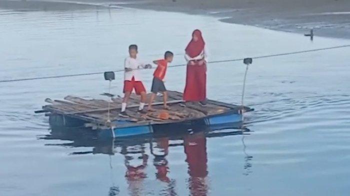 Siswa SD di Dusun Tawaro, Desa Bonda, Kecamatan Papalang, Mamuju, menyembarangi sungai menggunakan rakit.