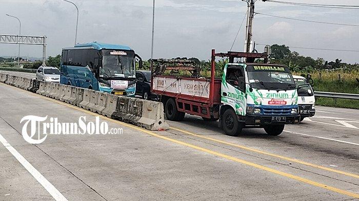 DIBATASI MASUK TOL : Situasi Pantauan Arus Lalu Lintas di Pintu Exit Tol Karanganyar, beberapa waktu lalu. Kendaraan besar bersumbu tiga akan dibatasi untuk masuk tol selama arus mudik Lebaran Idul Fitri 1446 H /2025 M.