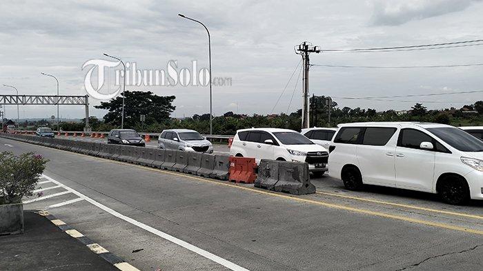 LARANGAN MASUK TOL : Ilustrasi Arus Lalu Lintas di Pintu Exit Tol Karanganyar, Kabupaten Karanganyar di hari pertama 2025, Rabu (1/1/2025). Kendaraan besar bersumbu tiga akan dibatasi untuk masuk tol selama arus mudik Lebaran Idul Fitri 1446 H /2025 M.