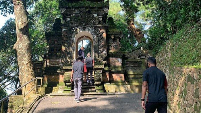 Skuad Persis Solo melakukan ziarah ke makam Pangeran Sambernyawa di Astana Mangadeg, Kecamatan Matesih, Kabupaten Karanganyar. Momen ini dibagikan sang pelatih yakni Jacksen F Tiago. Ziarah ke makam ini juga pernah dilakoni Persis Solo sebelum mengarungi Liga 2 musim lalu.