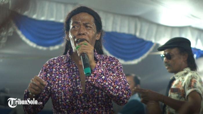 SODIQ BERSAMA LORENZA - Sodiq Monata kala tampil bersama OM Lorenza di Polokarto, Sukoharjo, belum lama ini. Kehadiran OM Lorenza mengingatkan kembali kenangan masa lalu sekaligus menunjukkan bagaimana musik dangdut berevolusi sedemikian jauh.