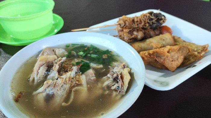 Sop Ayam Bu Lastri yang berlokasi Jl. Rajawali No.22, Kampung Bareng Kidul, Kelurahan Bareng, Kecamatan Klaten Tengah, Kabupaten Klaten, Jawa Tengah.