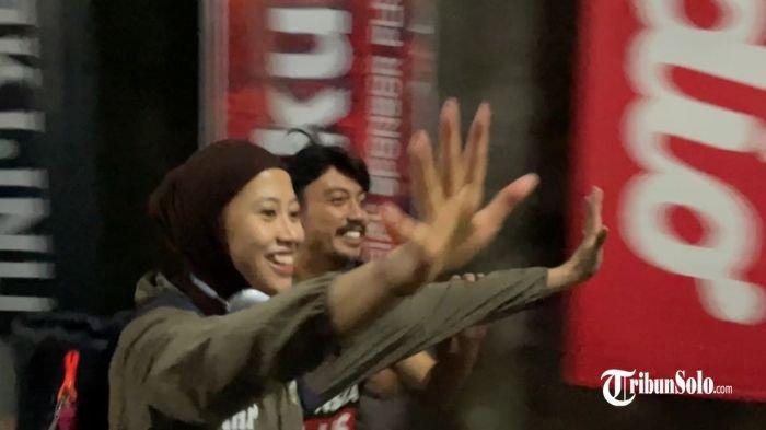 DISERBU PENGGEMAR - Sorak sorai dan antusiasme tinggi kembali menyambut Megawati Hangestri Pertiwi saat keluar dari GOR Sritex Arena Solo, Sabtu (3/5/2025). Ratusan penggemar sudah menunggunya di pintu keluar atlet, membawa jersey, dan pernak-pernik lainnya sembari meneriakkan namanya.