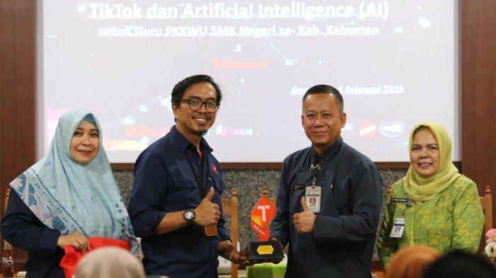 TELKOMSEL KENALKAN SKUL.ID. Sosialisasi platform skul.id dan pelatihan digital di SMK N 1 Gombong, Kabupaten Kebumen, Kamis (6/2/2025). (Tribun Solo / Telkomsel)