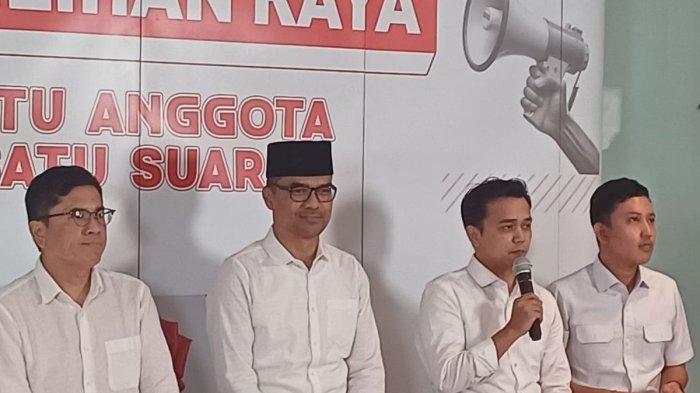 DAFTAR CAKETUM PSI. (kiri ke kanan) Wakil Ketua Umum PSI Andy Budiman bersama Bakal Calon Ketua Umum PSI Ronald A Sinaga dan Juru Bicara PSI Beny Papa saaf Konferensi pers pendaftaran calon ketua umum, Rabu (18/6/2025).(KOMPAS.com/Tria Sutrisna)