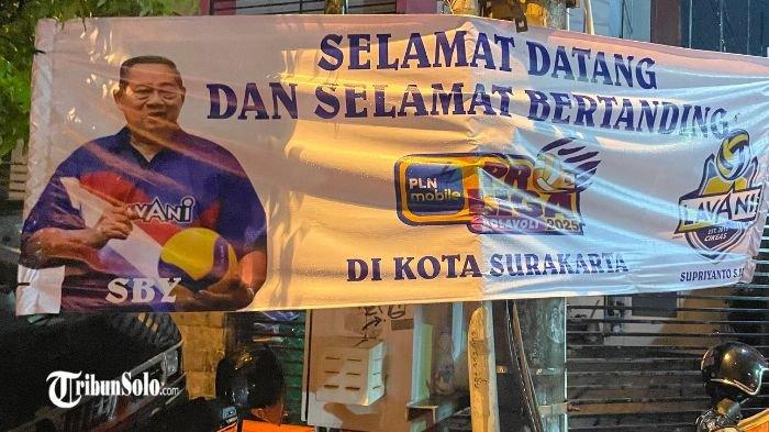 SPANDUK SBY - Spanduk bergambarkan Susilo Bambang Yudhoyono (SBY). SBY dikabarkan akan hadir langsung di GOR Sritex Arena, Solo, pada Minggu (4/5/2025) untuk menyaksikan laga lanjutan Final Four pekan ketiga Proliga 2025.