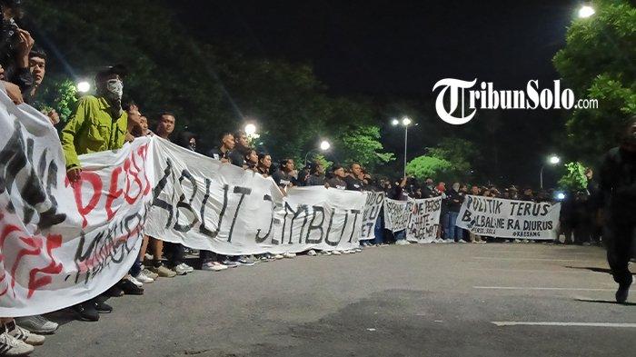 Spanduk suporter Persis Solo saat aksi boikot laga melawan Barito Putera di Stadion Manahan Solo, Selasa (2/12/2024) malam.