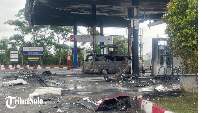 KEBAKARAN SPBU CUPLIK. Potret Stasiun Pengisian Bahan Bakar Umum (SPBU) Cuplik, Kecamatan/Kabupaten Sukoharjo yang terbakar, Rabu (8/1/2025). Polisi kini telah menetapkan satu orang tersangka terkait kasus kebakaran yang meludeskan satu unit mobil Mitsubishi L300 Minivan dan dua pompa bensin itu.