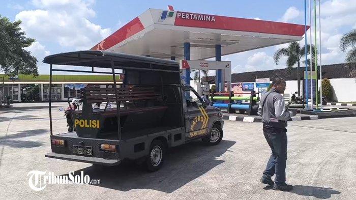 SPBU DISEGEL POLISI - Stasiun pengisian bahan bakar umum (SPBU) di Trucuk, Kabupaten Klaten, disegel polisi, Selasa (8/4/2025). Penyegelan ini diduga terkait kejadian Bahan Bakar Minyak (BBM) jenis Pertalite diduga tercampur air di Desa Wonosari, Kecamatan Trucuk, Kabupaten Klaten.