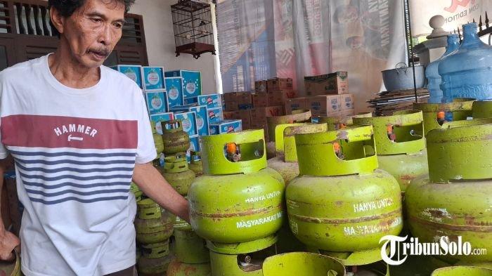 STOK GAS TERSEDIA : Stok gas elpiji 3 kilogram masih tersedia di salah satu pangkalan di Kelurahan Sragen Tengah, Kecamatan/Kabuaten Sragen, Selasa (4/2/2025). Banyak pengecer gas LPG 3 kilogram di Kabupaten Sragen merasa keberatan untuk dijadikan pangkalan.