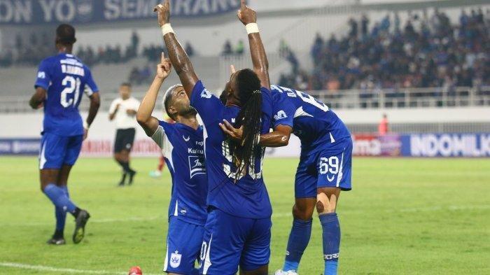 Striker PSIS Semarang berselebrasi setelah mencetak gol.