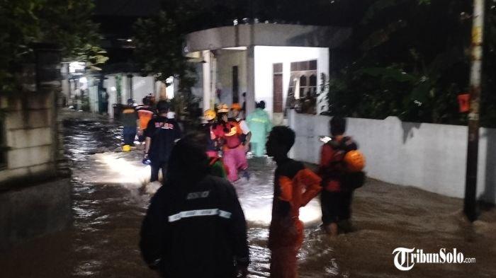 DILANDA BANJIR : Suasana Dusun Songgorunggi, Desa Dagen, Kecamatan Jaten, Kabupaten Karanganyar yang terendam luapan air sungai, Senin (24/2/2025) malam. Ketinggian dari luapan air itu capai satu meter hingga satu keluarga dievakuasi.