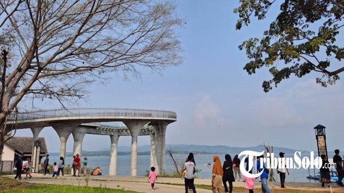 NIKMATI SUASANA. Suasana Objek Wisata Waduk Gajah Mungkur (WGM) Wonogiri pada Desember 2024.  Wisata ini bisa dinikmati bersama keluarga.