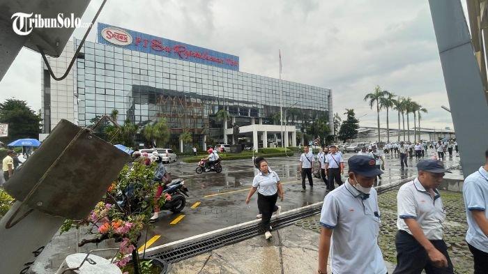 SRITEX DI AMBANG TUTUP : Suasana PT Sri Rejeki Isman Tbk (Sritex) setelah diterbitkannya Surat PHK pada Rabu (26/2/2025). Kabar penutupan permanen itu pun semakin kuat setelah Dinas Perindustrian dan Tenaga Kerja (Dispenaker) Kabupaten Sukoharjo bertemu dengan perwakilan Manajemen Sritex.