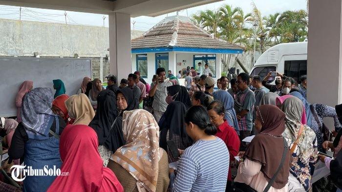 PENCAIRAN JHT : Suasana Pabrik PT. Sritex hari ke empat pelaksanaan pencairan Jaminan Hari Tua, Senin (10/3/2025). Setelah empat hari pengurusan pencairan Jaminan Hari Tua (JHT), ribuan eks karyawan PT. Sritex kembali mendatangi pabrik untuk melakukan pendaftaran Jaminan Kehilangan Pekerjaan (JKP) yang disediakan oleh Kementerian Ketenagakerjaan.