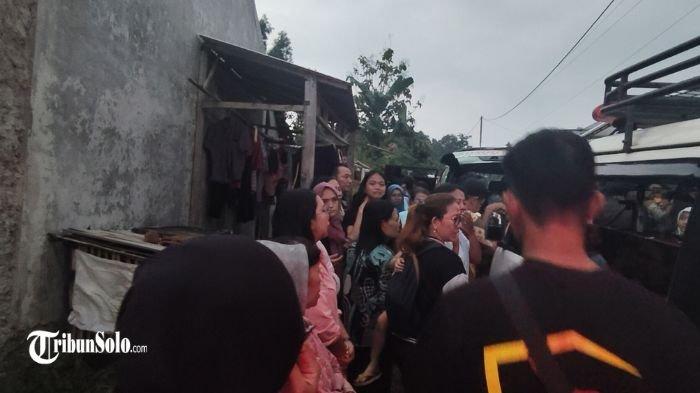 DUKA - Suasana Rumah Duka Korban Motor Tabrak Pohon Mangga di Desa Kemuning, Kecamatan Ngargoyoso, Karanganyar, di di Perumahan Muna Plalar Permai, Dusun Gedongrejo, Desa Kaliwuluh, Kecamatan Kebakkramat, Kabupaten Karanganyar, Senin (23/6/2025).Kecelakaan tunggal motor terjadi di jalan Segoro Gunung - Kemuning, Desa Kemuning, Kecamatan Ngargoyoso, Kabupaten Karanganyar, Senin (23/6/2025). 