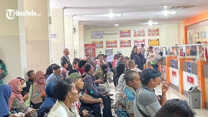 PEMUTIHAN PAJAK KENDARAAN. Suasana Samsat Sukoharjo di hari ke 2 pemutihan pajak Bermotor, Rabu (9/4/2025). Kasatlantas Polres Sukoharjo, IPTU Doohan Octa Prasetya melalui Kepala Unit Regident (KRI) Samsat Sukoharjo, Ipda Festy Flora menjelaskan secara rinci alur pelayanan bagi warga yang hendak membayar pajak maupun memperpanjang STNK.
