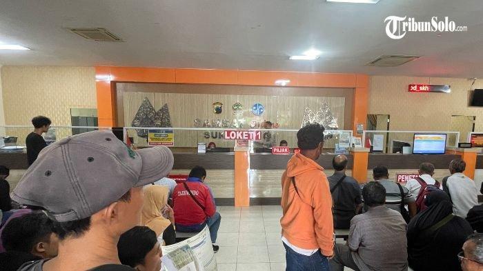RAMAI : Suasana Samsat Sukoharjo di hari ke 2 pemutihan pajak Bermotor, Rabu (9/4/2025). Warga berbondong-bondong mendatangi Kantor Samsat Sukoharjo untuk memanfaatkan penghapusan denda pajak kendaraan bermotor.