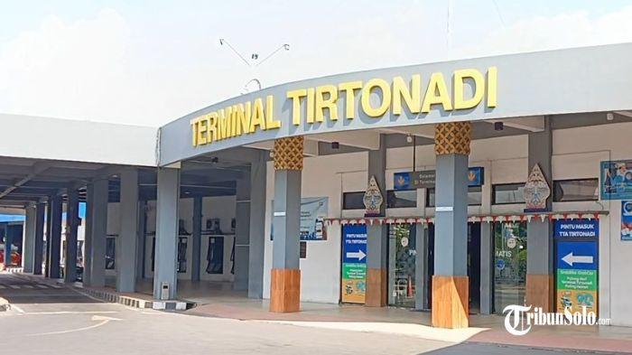 TERMINAL TIRTONADI - Suasana Terminal Tipe A Tirtonadi Solo, Senin (28/7/2025). Mulyono, teman Joko Widodo (Jokowi) semasa berkuliah di Fakultas Kehutanan Universitas Gadjah Mada (UGM) Yogyakarta kini menjadi sorotan. Selain karena pernyataannya yang menyebut semasa kuliah tak ada penurunan di Fakultas Kehutanan, Mulyono santer diberitakan karena disebut pernah menjadi calo atau agen gelap bus di Terminal Tipe A Tirtonadi Solo.