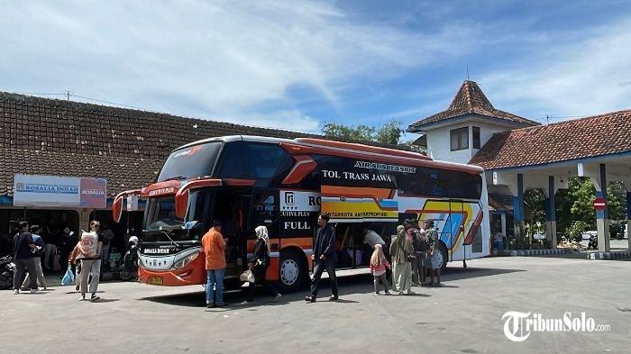 TERMINAL SUKOHARJO : Suasana Terminal Tipe B Sukoharjo di puncak arus mudik lebaran, Minggu (6/4/2025). Pemesanan tiket bus di Terminal Tipe B Sukoharjo mengalami peningkatan signifikan pada puncak arus balik Lebaran 2025.