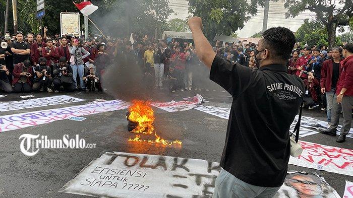 MAHASISWA DEMO DI DPRD SOLO. Suasana aksi demo mahasiswa di depan DPRD Solo, Jawa Tengah, Rabu (19/2/2025). Ratusan mahasiswa menyuarakan protes terhadap kebijakan efisiensi anggaran hingga makan bergizi gratis yang disebut bikin masyarakat susah.