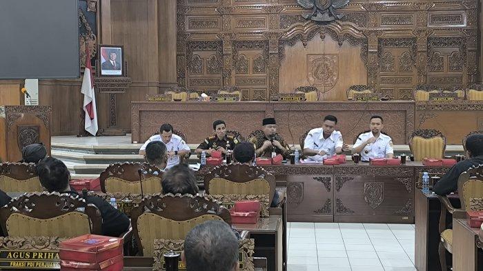 BAHAS PERSOALAN SAMPAH. Suasana audiensi membahas persoalan sampah di Klaten, yang dilakukan Ketua DPRD Klaten Edy Sasongko, saat membersamai Bupati Klaten Hamenang Wajar Ismoyo dan Wakil Bupati Benny Indra Ardhianto ketika beraudiensi dengan massa Aliansi Masyarakat Klaten Peduli TPA Troketon (AMPERA) pada Rabu (14/5).