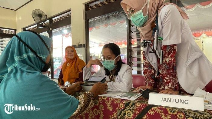 PROGRAM KESEHATAN GRATIS : Suasana cek kesehatan gratis kategori lansia di Balai Desa Sanggrahan, Kecamatan Grogol, Kabupaten Sukoharjo pada Selasa (11/3/2025). Dinas Kesehatan Sukoharjo ternyata sudah menjalankan program tersebut sesuai arahan dari Kemenkes.
