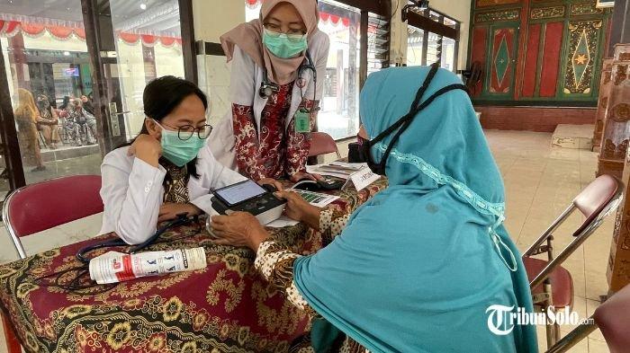 PROGRAM KESEHATAN GRATIS : Suasana cek kesehatan gratis kategori lansia di Balai Desa Sanggrahan, Kecamatan Grogol, Kabupaten Sukoharjo pada Selasa (11/3/2025). Dinas Kesehatan Sukoharjo ternyata sudah menjalankan program tersebut sesuai arahan dari Kemenkes.