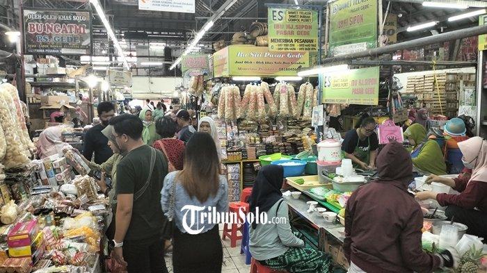 Suasana penjual dan pembeli di dalam Pasar Gede Solo, Jawa Tengah.