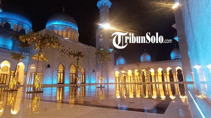 Suasana di dalam Masjid Raya Sheikh Zayed saat malam hari, Selasa (28/2/2023).