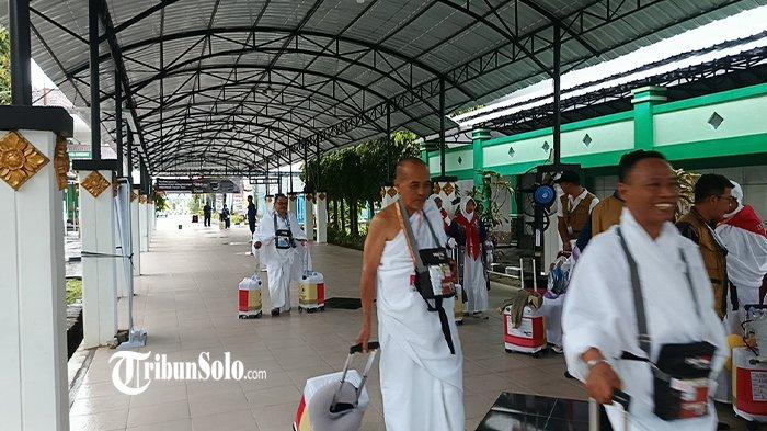JEMAAH HAJI - Ilustrasi jemaah haji Embarkasi Solo. Penyelenggaraan ibadah haji Embarkasi Solo 2025 berakhir, Jumat (11/7/2025). Dua kloter terakhir, telah tiba di tanah air dan kembali ke rumahnya masing-masing.