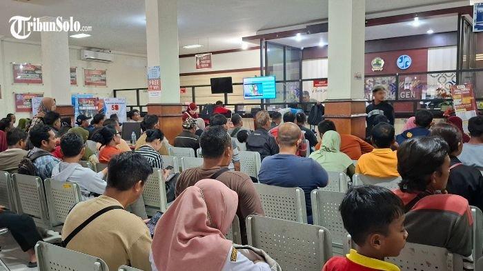 RAMAI : Suasana kantor Samsat Sragen, dipenuhi warga yang hendak membayar pajak kendaraan pasca libur lebaran, Rabu (9/4/2025). Pasca libur lebaran usai, kantor Samsat Sragen langsung dipenuhi warga yang hendak membayar pajak kendaraan.