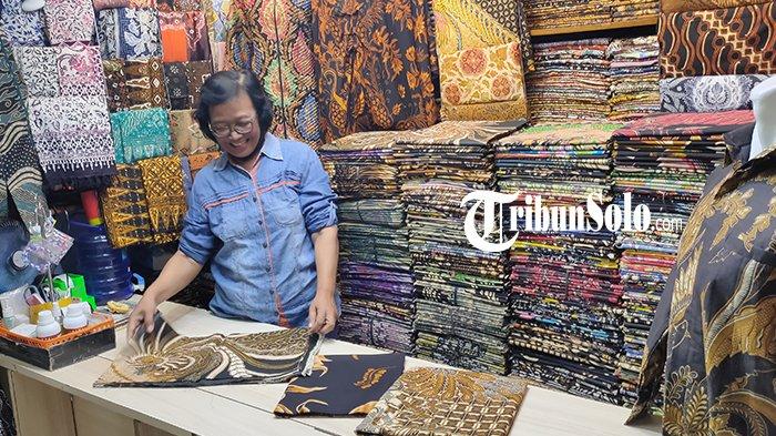 Suasana kios batik Dadi Mulyo di Pasar Klewer. Hari Batik belum berpengaruh pada peningkatan penjualan.