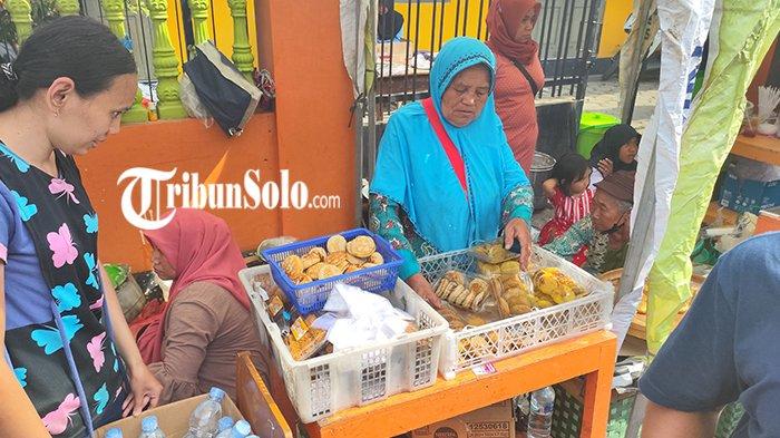 Suasana pedagang apem yang sedang melakukan transaksi jual beli di acara Apem Yaa Qowiyyu, di Jatinom, Klaten, Jumat (16/9/2022). Apem para pedagang laris manis karena banyak yang penasaran dengan rasa apem selama event tersebut. Ada pedagang yang bisa menghabiskan 300 kilogram tepung beras dalam sehari saking larisnya pembeli.