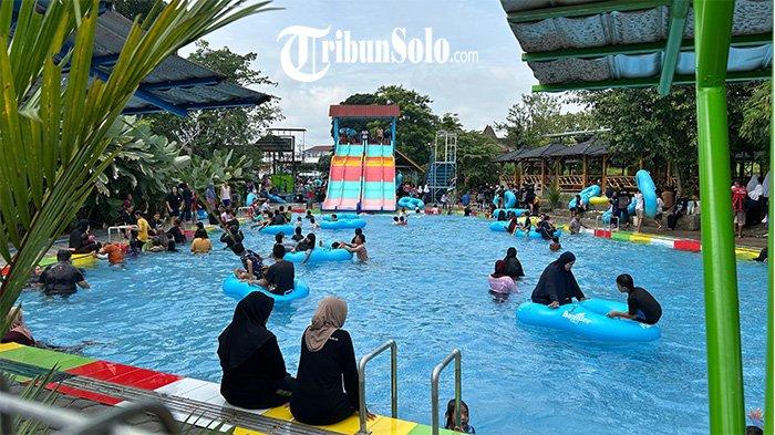 Potret pengunjung wisata air Umbul Pelem, Desa Wunut, Kecamatan Tulung, Klaten, pada Rabu (26/12/2024).