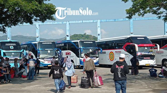 JELANG MUDIK LEBARAN - Suasana penumpang bus di Terminal Tipe A Giri Adipura Wonogiri.