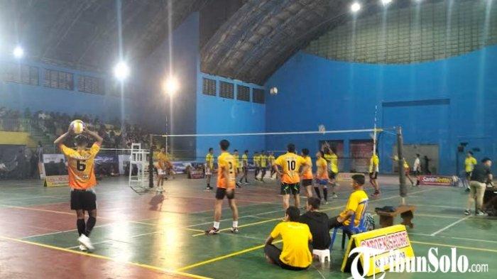 Suasana pertandingan perebutan juara ketiga turnamen bola voli Karang Taruna Kabupaten Karanganyar 2023, kategori pria, di GOR RM Said, Senin (31/7/2022).