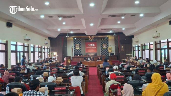 PRO PEMBANGUNAN - Suasana rapat dengar pendapat DPRD Wonogiri bersama warga Pracimantoro yang pro pendirian pabrik semen, Rabu (14/5/2025). Warga Pracimantoro yang pro dengan pendirian pabrik semen di Kecamatan Pracimantoro berharap industri semen itu bisa segera didirikan.