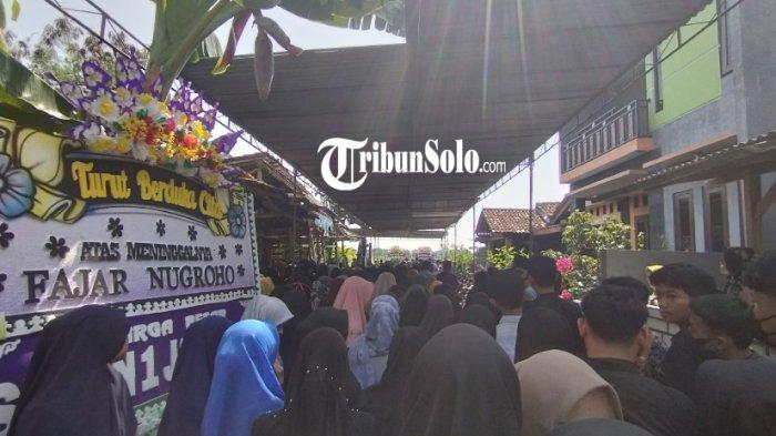 Suasana rumah duka Fajar Nugroho (18) Ketua Osis SMAN 1 Cawas Klaten yang akan dimakamkan Selasa (9/7/2024).