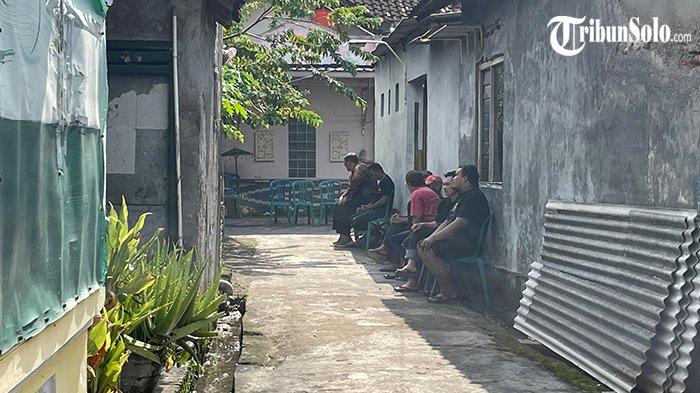 RUMAH DUKA - Suasana rumah duka TDA (20), warga Desa Langenharjo, Kecamatan Grogol, Kabupaten Sukoharjo, Kamis (15/5/2025). TDA ditemukan dalam kondisi mengenaskan di selatan Alfamart Gedangan, Kecamatan Grogol, Kamis (15/5/2025) dini hari. Korban ditemukan dalam kondisi lemas dan bersimbah darah, dengan luka parah di bagian leher. 