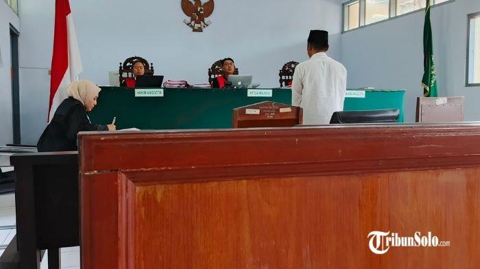 SIDANG - Suasana sidang kasus remaja asal Kecamatan Teras, Boyolali yang dicabuli kakek dan ayah kandungnya sendiri, Kamis (3/6/2025). Majelis hakim, Teguh Indrasto, dengan anggota Elisabeth Vinda Yustinita dan Tony Yoga Saksana giliran memvonis terdakwa.