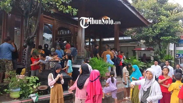 WARGA MENANTIKAN GIBRAN - Suasana warga menunggu kedatangan Wapres RI Gibran Rakabuming Raka di depan kantor Kelurahan Kedung Lumbu, Kecamatan Pasar Kliwon, Kota Solo, Sabtu (22/2/2025). Warga kecewa karena tak bisa bertemu dengan Gibran. (TRIBUNSOLO.COM/ANDREAS CHRIS)