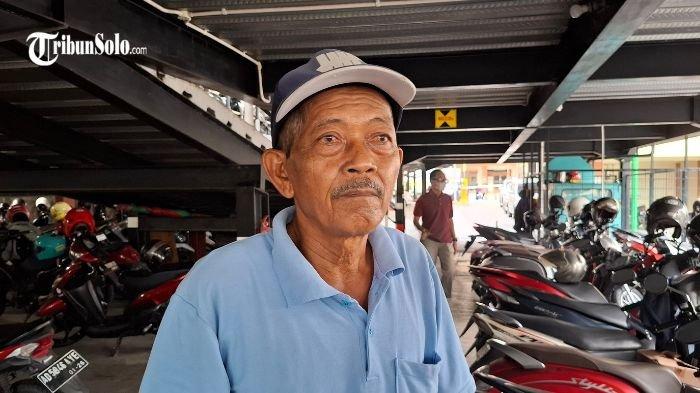 BAKAL BERANGKAT HAJI - Sugiyanto (62) seorang juru parkir warga Kabupaten Sragen yang akan berangkat haji tahun 2025. Ia akan berangkat bersama dengan istrinya, yakni Sriyatun (62), yang sehari-hari bekerja sebagai karyawan apotek.